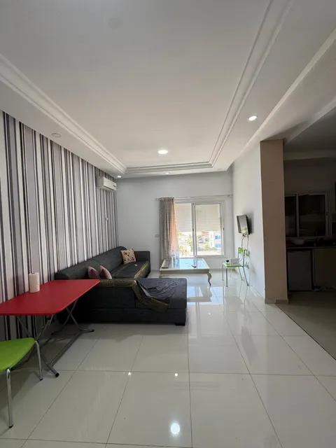 S+1 meublé avec balcon vue sur rue — centre-ville de Siliana