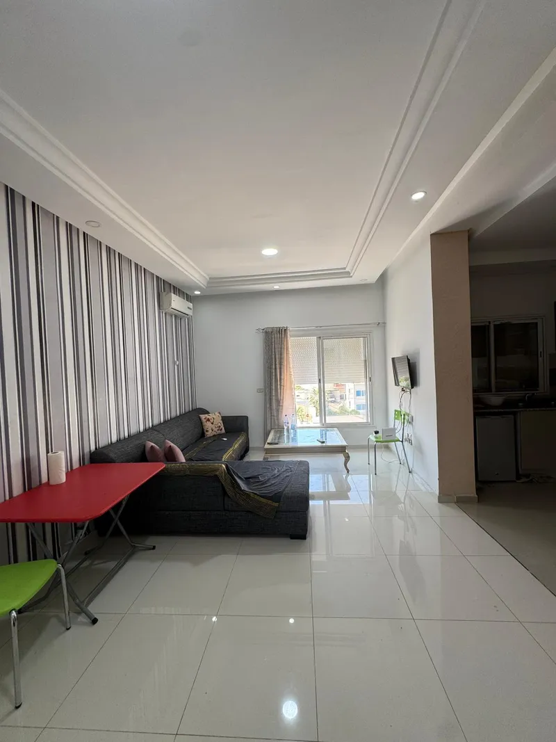 S+1 meublé avec balcon vue sur rue — centre-ville de Siliana
